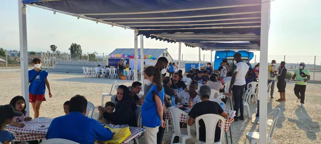 Une oasis de paix et d’amitié pour les migrants à Chypre : dîner à la Tente de l’Amitié, école de la paix, visites culturelles et école d’anglais pour les mineurs